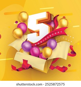 Modelo de logotipo de 5 anos em uma caixa de presente com um fundo amarelo e balões. Celebração do 5º aniversário com uma fita vermelha e balões. Conceito de caixa de presente para um convite de aniversário.