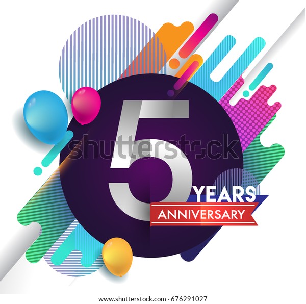 Logo de 5 años con colorido fondo abstracto, elementos de plantilla de diseño vectorial para tarjeta de invitación y afichar la celebración de cumpleaños.