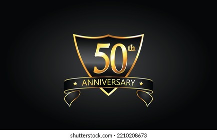 Logo del 50 aniversario con escudo dorado y cinta adhesiva. Aniversario oscuro del concepto. Antecedentes de la celebración del 50° Aniversario. vector de banderas del cincuentenario