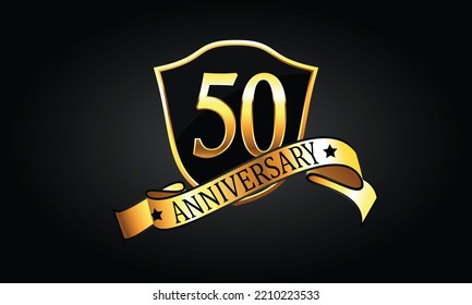 Logo del 50 aniversario con escudo dorado y cinta adhesiva. Oscuro y elegante aniversario de concepto. Antecedentes de la celebración del 50° Aniversario. vector de banderas del cincuentenario