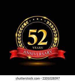 Diseño de plantilla de 52 años de aniversario, con anillo brillante y cinta roja, corona laurel aislada en fondo negro, vector logo