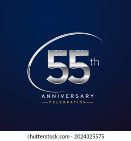 55º aniversario logotipo color plata con swoosh o anillo, aislado en fondo azul para celebración del aniversario.