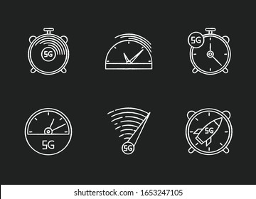 Iconos blancos de tiza de conexión 5G de velocidad rápida colocados en fondo negro. Relojes, velocímetro. Red celular móvil. Acceso a Internet con baja latencia. Ilustraciones aisladas de pizarra vectorial