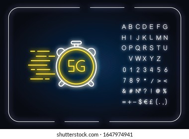 Icono de luz de neón de conexión de velocidad rápida 5G. Alto rendimiento. Red celular. Transmisión de datos. Efecto luminoso exterior. Signo con alfabeto, números y símbolos. Ilustración de color RGB aislada por vectores