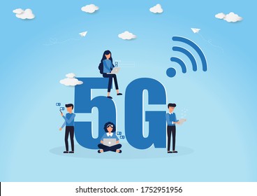 5G Sistemas inalámbricos de red y concepto de hotspot wifi gratuito,Ilustración vectorial de la mujer en un gran símbolo 5G con uso de laptop y personas en zona de internet gratis para revisar medios sociales,Internet de alta velocidad