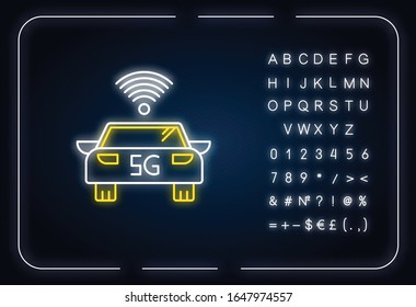 Icono de luz de neón de camión inteligente 5G. Vehículo de autoconducción. Conducción autónoma. Automóvil sin conductor. Efecto luminoso exterior. Signo con alfabeto, números y símbolos. Ilustración de color RGB aislada por vectores