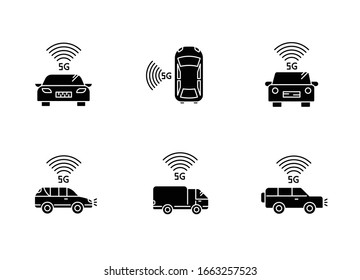 Los iconos de glifo negro de camiones inteligentes 5G se establecen en el espacio blanco. Vehículos con conexión a Internet. Conducción autónoma. Automóvil inteligente autoconducido. Símbolos de silueta. Ilustración aislada de vectores