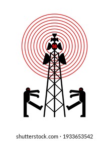 Población de desgarros de torre 5G. Teoría de la conspiración. Los zombis caminan alrededor de la torre de la celda. Torres de comunicación de televisión y radio