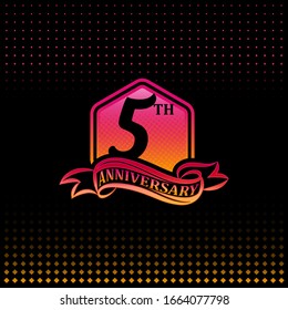 Celebración del 5º aniversario logotipo de color rosa y amarillo. logo de cinco años sobre fondo negro.