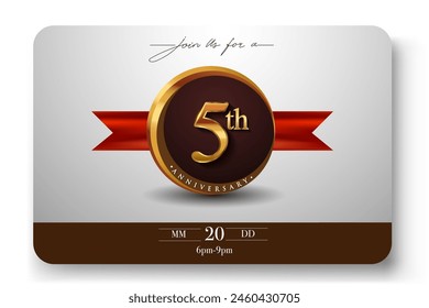 Logotipo Del 5to Aniversario Con El Anillo Dorado Y La Cinta Roja Aislados En El Fondo Elegante, Diseño De La Invitación Del Cumpleaños Y Tarjeta De Felicitación