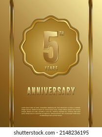5.º logotipo de aniversario. Diseño de planilla de celebración del aniversario con anillo de oro para folletos, folletos, revistas, póster de folleto, banner, web, invitación o tarjeta de saludo. Ilustraciones vectoriales.