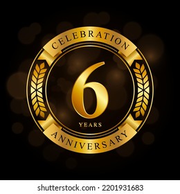 Diseño de la plantilla de celebración del 6 Aniversario, con anillo brillante y cinta dorada, corona laurel aislada en fondo negro, vector logo