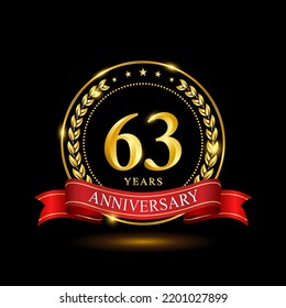Diseño de plantilla de 63 años de aniversario, con anillo brillante y cinta roja, corona laurel aislada en fondo negro, vector logo
