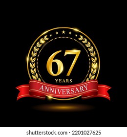 Diseño de plantilla de 67 años de aniversario, con anillo brillante y cinta roja, corona laurel aislada en fondo negro, vector logo