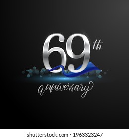 Logo del 69º aniversario de plata con cinta azul aislada en fondo elegante, brillo, diseño vectorial para tarjeta de felicitación y tarjeta de invitación.
