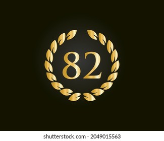 82 Jahre alte Ring-Logo-Vorlage. 82 Jahre altes Logo mit goldenem Ring einzeln auf schwarzem Hintergrund, Geburtstag, Jahrestag und Firmenfeier