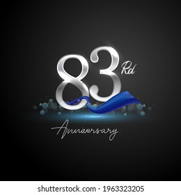 Logo del 83 aniversario de plata con cinta azul aislada en un fondo elegante, brillo, diseño vectorial para tarjeta de felicitación y tarjeta de invitación.