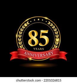 Diseño de plantilla de 85 años de aniversario, con anillo brillante y cinta roja, corona laurel aislada en fondo negro, vector logo