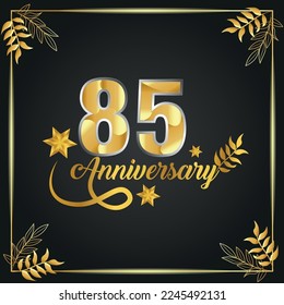 Logo de lujo de 85 años. año aniversario de la plantilla de color oro vector enmarcada por palmas.
