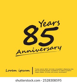 85o aniversário comemoração logotipo emblema isolado com arte em linha - escrita à mão em fundo amarelo. vetor ilustração modelo design para web, folhetos, cartaz, saudação