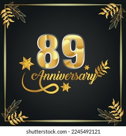 Logo de lujo de 89 años. año aniversario de la plantilla de color oro vector enmarcada por palmas.
