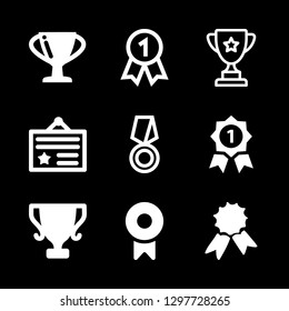 9 íconos de premios con forma negra de copa trofeo y medalla en primer lugar en este juego
