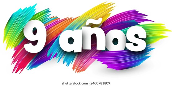 9 años en el papel español signo de la palabra con pintado de color de pintura en el espectro de pinceladas sobre blanco. Ilustración vectorial.