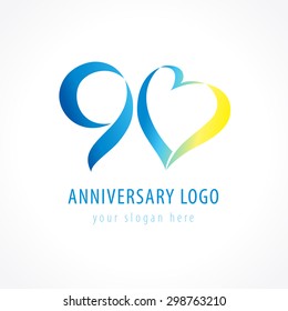 Aniversario corazones de 90 años celebrando el logo del dígito vector. Saludos de cumpleaños con forma de corazón de cinta enmarcada. Números abstractos de vacaciones o letra o. Bonita carta con figuras de celebración 90.