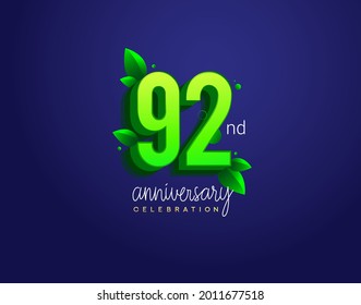 92. Jubiläumslogotype mit Blatt und Grün, einzeln auf blauem Hintergrund.