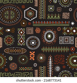 Resumen El arte africano forma un fondo sin fisuras, un patrón de decoración tribal geométrica. Ilustraciones de símbolos boho vectoriales planos de colores. Formas indias antiguas y garabatos para imprimir animales.