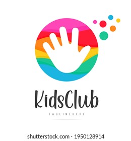 Resumen divertido círculo brillante con el logo del club infantil de palmeras, signo de pintura infantil, icono de zona infantil, símbolo de parque infantil.Plantillas de diseño tienda de niños, tienda de juguetes, kindergarten.Dibujo de ilustraciones de vectores a mano