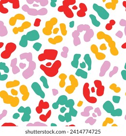 impresión abstracta de piel animal. estampado de leopardo cheetah. brillante divertido traza mano naïve colorido patrón de vector repetitivo sin costuras. para niñas adolescentes moda, ropa de baño y estacionario. amarillo rojo y rosa. 