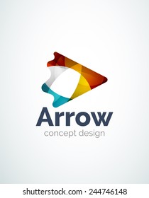 Diseño del logotipo de flecha abstracta de las piezas de color, formas geométricas superpuestas.  Efectos de luz y sombra