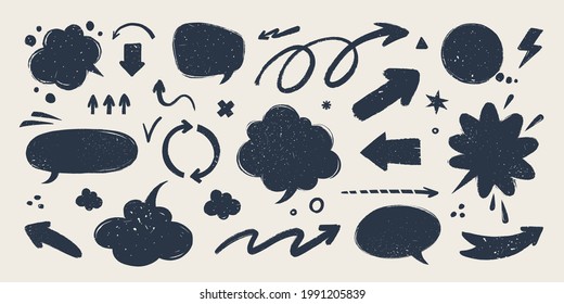 Arrojas abstractas y burbujas de voz establecidas. Diversas flechas de doodle y globos de charla con textura gruesa. Colección de vectores de vintage abstracto dibujado a mano.