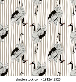 Abstraktes asiatisches Tiernahtloses Muster mit doodle crane-Vogel-Silhouetten. hellgestreifter Hintergrund. Entworfen für Stoffdesign, Stoffdruck, Umhüllung, Abdeckung. Vektorgrafik.