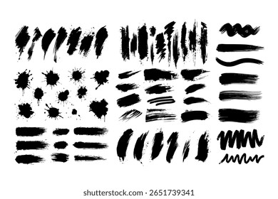 Abstracte zwarte grunge inkt penseelstreken en splatter merken in artistieke stijl op schone witte achtergrond, concept van artistieke elementen set