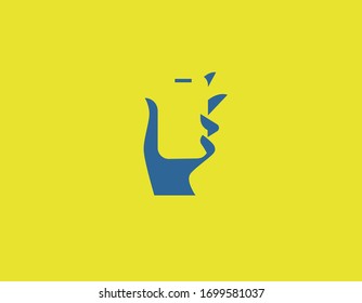Icono del logotipo azul abstracto en un teléfono de fondo amarillo en la mano de su empresa