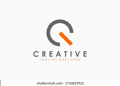 Logotipo de letra inicial circular abstracta Q. Estilo lineal naranja gris. Usable para logotipos de negocios y tecnología. Elemento de plantilla de diseño de logotipo de vectores planos.