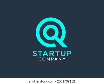 Abstraktes Rundschreiben Q Logo. Blau-Linearstil einzeln auf dunkelblauem Hintergrund. Für Unternehmens- und Technologielogos geeignet. Flaches Vectorlogo-Design-Vorlagenelement.