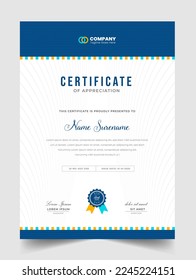 Resumen Modelo de certificado profesional de apreciación limpio. diploma certificado moderno con insignia. Diseño elegante de diplomas de negocios para la graduación de la formación o la finalización del curso.