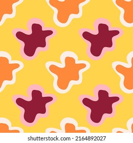 Abstrakte zeitgenössische, primitive Figuren nahtlos Muster. Fun doodle Wolken Hintergrund. Kreative künstlerische Formen Tapete. Primitive Elemente im Hintergrund.