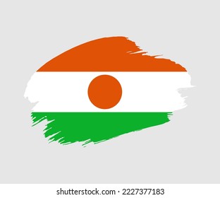 Abstrakte, kreative, farbige Grunge-Pinselfahne des Landes Niger mit Hintergrund