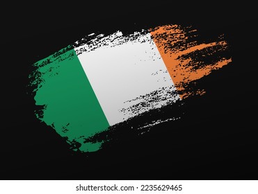 Resumen creativo patriótico con la mano pintada de la bandera de Irlanda en el fondo negro