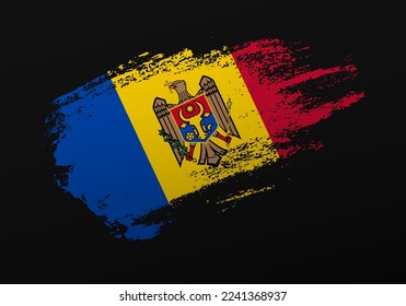 Resumen creativo patriótico con la mano pintada con la bandera de Moldavia sobre fondo negro