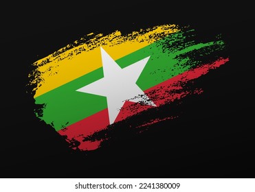 Resumen creativo patriótico con la mano pintada con la bandera de Myanmar sobre el fondo negro