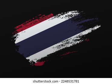 Resumen creativo patriótico con la mano pintada con la bandera de Tailandia sobre fondo negro
