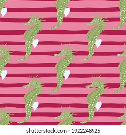 Resumen de doodle sin fisuras con huella de caballo de mar verde dibujada a mano. Fondo rayado rosa brillante. Fondo decorativo para el diseño de tejidos, impresión textil, envoltura, cubierta. Ilustración vectorial.