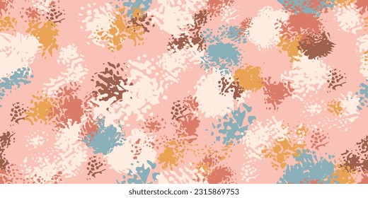 Resumen de patrones florales sin costura en colores cálidos pálidos. Fondo inagotable para el camuflaje. Borra manchas sucias, imitación de piel animal. Imprimir papel pintado, tela, ropa.