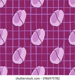 Abstrakte Früchte nahtloses Muster mit organischen Doodle-Pflaumen-Silhouetten. violetter, karierter Hintergrund. Frische Formen. Perfekt für Stoffdesign, Stoffdruck, Umhüllung, Cover. Vektorgrafik.