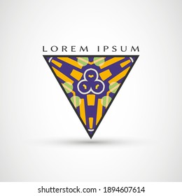 Resumen del triángulo del logotipo de la compañía geométrica, icono de flecha. Símbolo de negocio, etiqueta. Elemento triangular aislado. Ornamento vectorial, patrón simple 